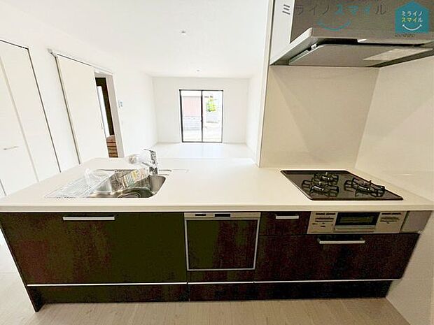 朝食準備、送り迎え…と忙しい朝に大助かりの食器洗浄乾燥機！お食事後の家族のくつろぎタイムをゆっくりもてます♪