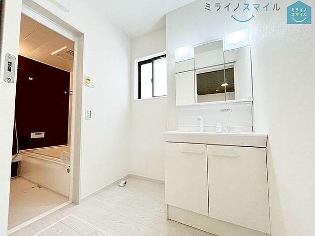 ゆとりの洗面スペースで朝の身支度も快適スムーズに。3面鏡で髪のセットやお化粧もストレスなくこなせ、朝から気分良く通勤通学に向かえますね！