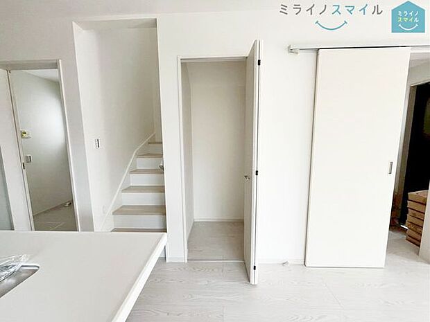 リビング収納には、雑多なものをしまって隠すほかに、おしゃれに見せる役割もございます！お気にいりのオブジェや観葉植物などを置いて心が和む居心地の良いリビング作りにも◎