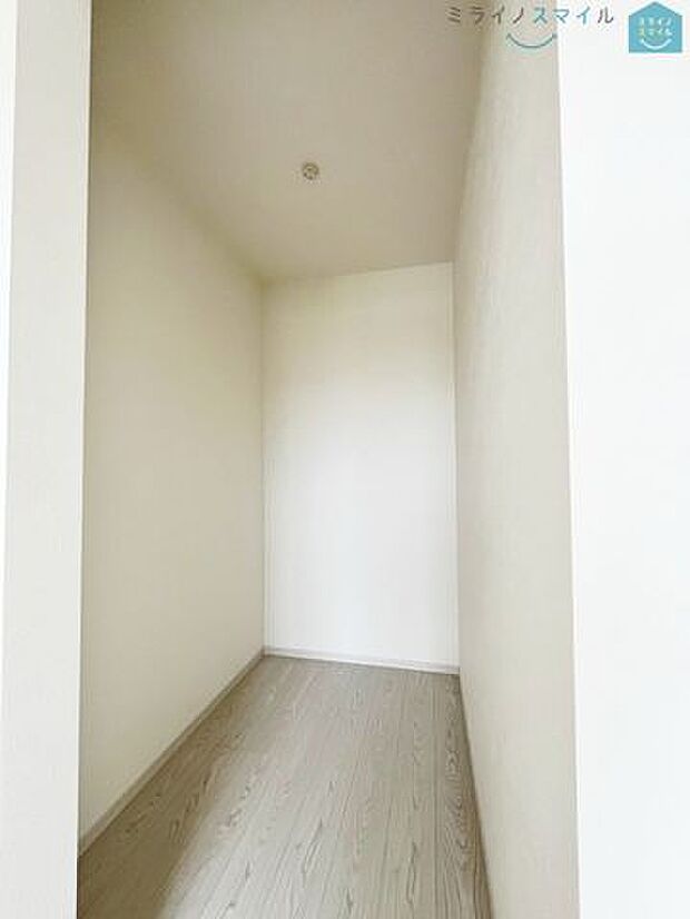 収納力が魅力のウォークインクローゼット付きです！お洋服をまとめておけるので、朝の服選びの時間の短縮にも◎広いスペースがあることで通気性を確保し、カビなども防止できます♪