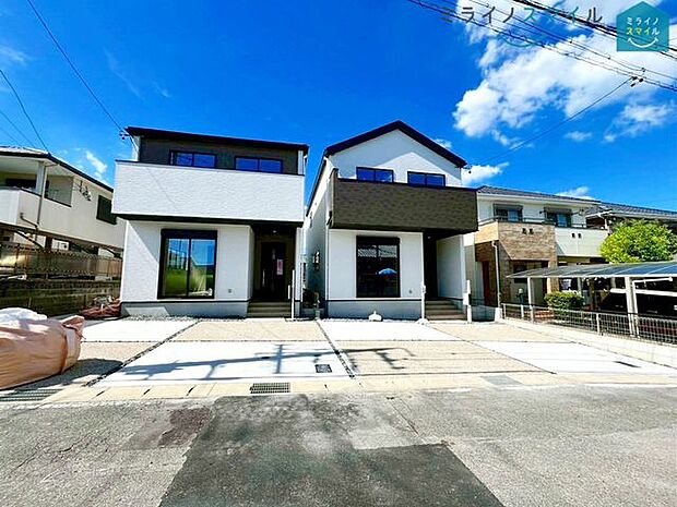 玄関ドアの出入口や窓に鍵が二つ設置されています！！ダブルロックの最大のメリットは、 鍵を開ける手間が増え、防犯効果を高めることができることです！！