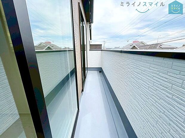 日当たり良好でお洗濯物が良く乾くバルコニーです！！風通しも良く、窓を開ければ明るい日差しとさわやかな風が感じられますね♪