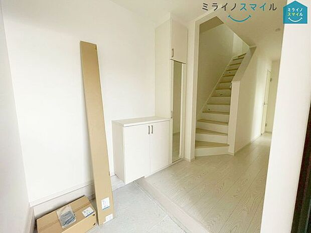 段差が低く足の上がりにくい方や小さなお子さまにも安心のシックな玄関です♪掃除のしやすい大きめタイルもＧＯＯＤ！