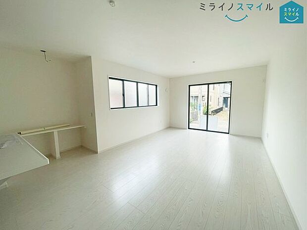 室内にいてもたっぷりの陽光と爽やかな風を感じていただける、開放感あふれるリビングです！ご家族と穏やかに過ごす、心地の良い時間が流れます♪