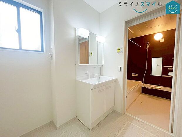 ゆとりの洗面スペースで朝の身支度も快適スムーズに。3面鏡で髪のセットやお化粧もストレスなくこなせ、朝から気分良く通勤通学に向かえますね！