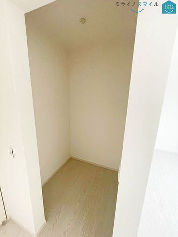 収納力が魅力のウォークインクローゼット付きです！お洋服をまとめておけるので、朝の服選びの時間の短縮にも◎広いスペースがあることで通気性を確保し、カビなども防止できます♪