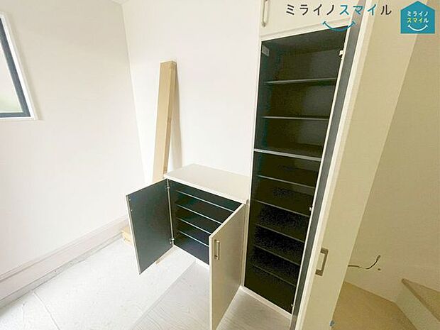 開放感のある広々スペースのお客様を招きやすい玄関です！玄関がいつも片づく大容量シューズボックス付きです♪