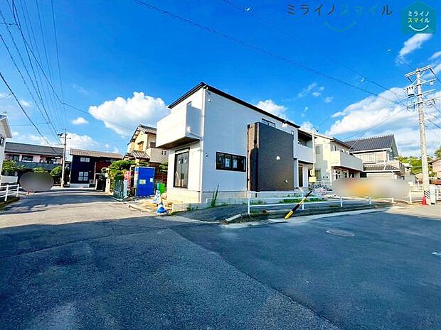 西側と南側に接道があり日当たりの良い角地です。