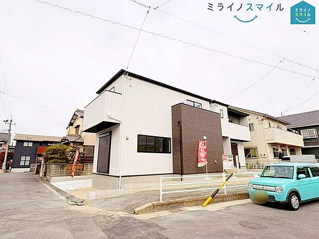 西側と南側に接道があり日当たりの良い角地です。