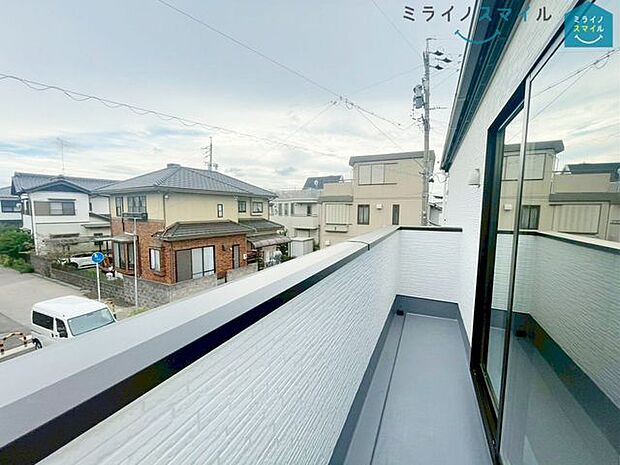 2面バルコニーで独立性が高く、窓やカーテンを開けておきやすいので、通風・採光良好です♪