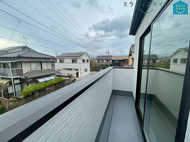 南向きのバルコニーは陽当り良好♪お洗濯物もよく乾きます！