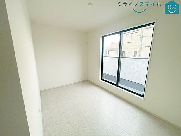 バルコニーに面した明るい6.7帖の洋室です！木の温もりがやさしいフローリングの落ち着くお部屋♪