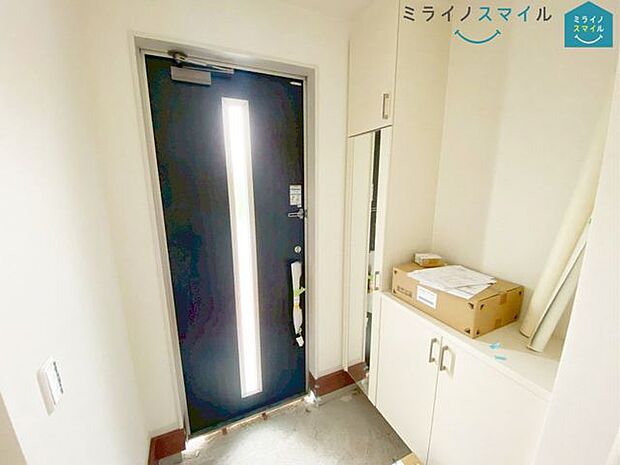開放感のある広々スペースのお客様を招きやすい玄関です!玄関がいつも片づく大容量シューズボックス付きです♪