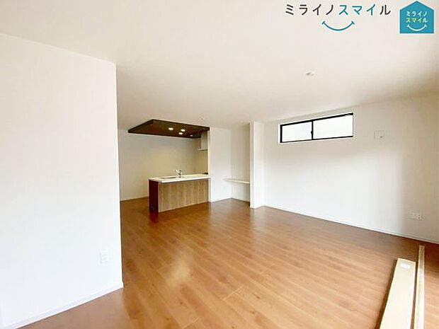 ご家族で長く過ごすリビングは居心地を良いものにしたいですね♪開放感のある広々リビングに光と風を呼び込みましょう!収納も多いので快適な住空間を実現できます♪