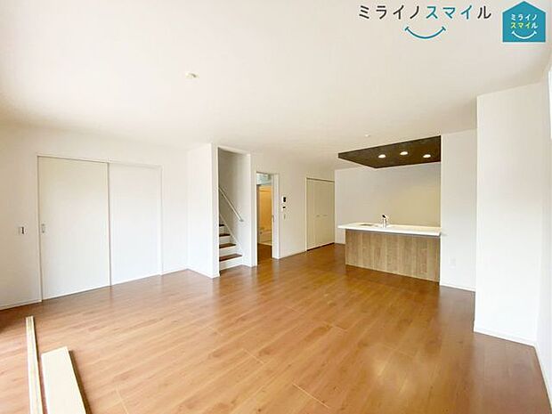 リビング19.6帖、家族が自然に集まる広さ!大画面TVも余裕で配置できます♪インテリアプランの考察はかどるワイドなリビングです♪