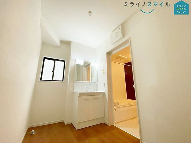 ゆとりの洗面スペースで朝の身支度も快適スムーズに。3面鏡で髪のセットやお化粧もストレスなくこなせ、朝から気分良く通勤通学に向かえますね!