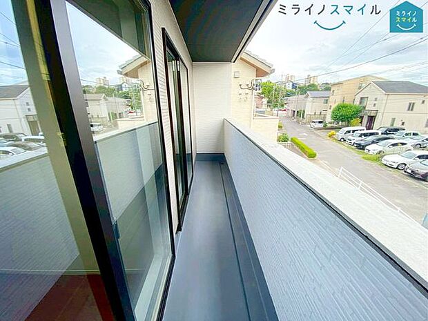 日当たり良好でお洗濯物が良く乾くバルコニーです!!風通しも良く、窓を開ければ明るい日差しとさわやかな風が感じられますね♪