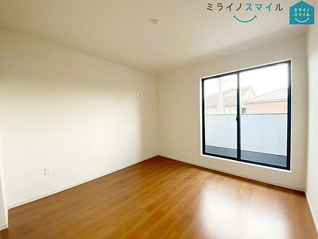 バルコニーに面した明るい6.3帖の洋室です!木の温もりがやさしいフローリングの落ち着くお部屋♪