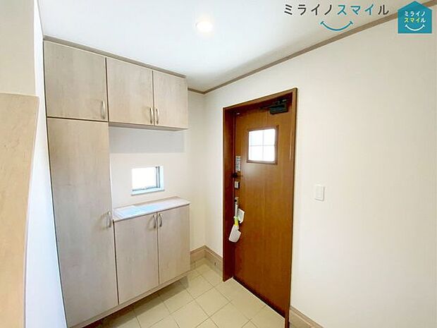 ゆったりとした玄関で、靴の脱ぎ履きも楽々です!シューズボックス付きで玄関がいつもきれいな状態を保てます♪