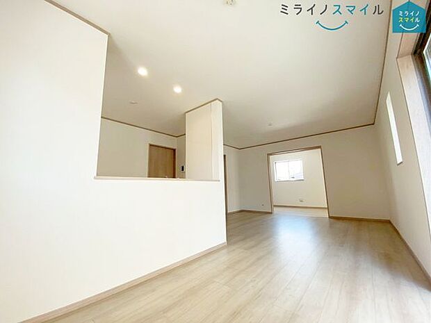 室内にいてもたっぷりの陽光と爽やかな風を感じていただける、開放感あふれるリビングです!ご家族と穏やかに過ごす、心地の良い時間が流れます♪