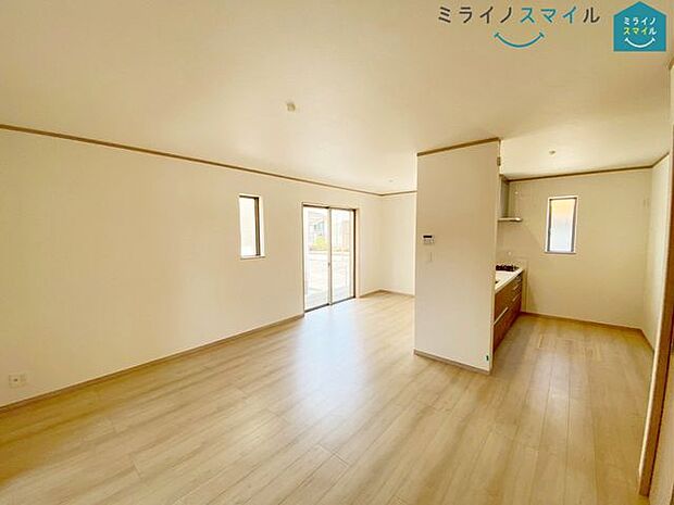 南面LDK+隣接洋室、間仕切りを開放すれば計22.37帖のおもてなしスペースに!お友達を呼んでお食事会も開けます ♪