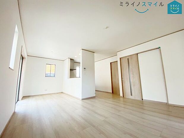 リビング16.75帖、家族が自然に集まる広さ!大画面TVも余裕で配置できます♪インテリアプランの考察はかどるワイドなリビングです♪