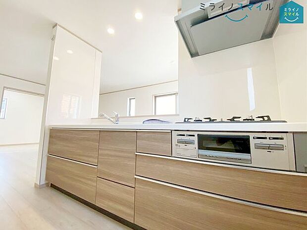 リビングで遊ぶ子供にも目が届きます♪安心感で選ぶなら対面キッチン!ご家族との会話も楽しみながらお料理をすることができます♪