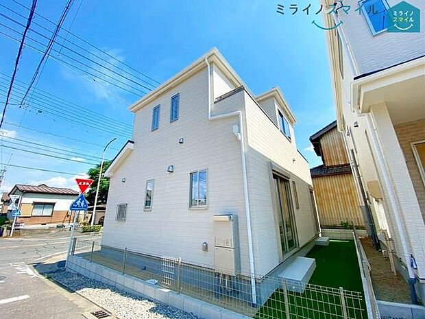 大切な愛車を駐車するカースペースは2台分確保できます♪