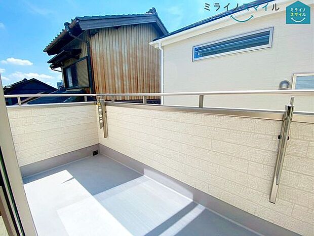 南西向きで陽当りの良いバルコニーは物干しセットを追加してたくさんのお洗濯物が干せるのが魅力です!