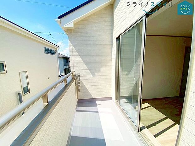 日当たり良好でお洗濯物が良く乾くバルコニーです!!風通しも良く、窓を開ければ明るい日差しとさわやかな風が感じられますね♪