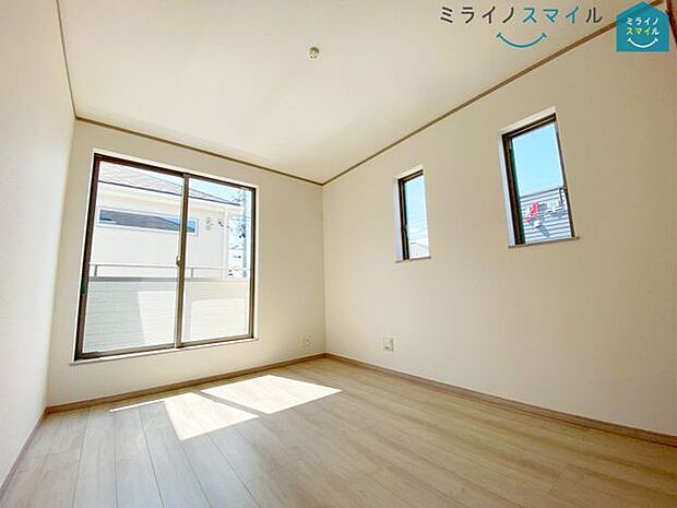 2面採光でお部屋も明るく、気持ち良く過ごすことができます♪風通しが良いので湿気が少なく、ハウスダストが心配な方にもおすすめです♪