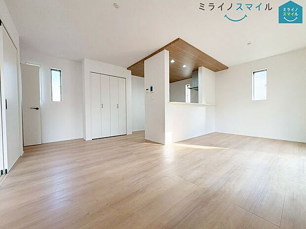 室内にいてもたっぷりの陽光と爽やかな風を感じていただける、開放感あふれるリビングです！ご家族と穏やかに過ごす、心地の良い時間が流れます♪