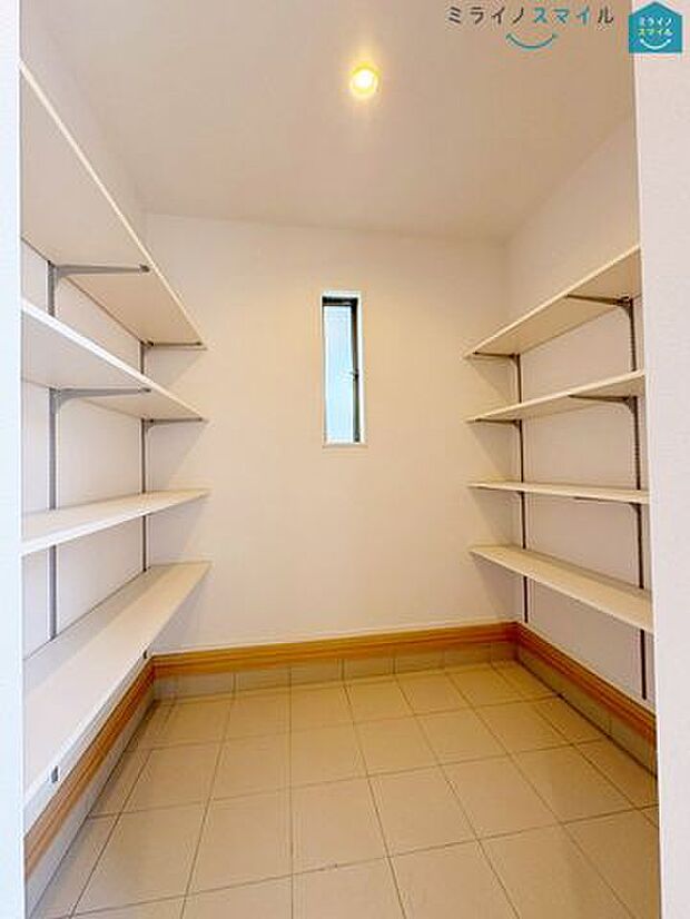 可動棚で調整可、ロングブーツやトレッキング靴もすっぽり収まる玄関収納も新設されております♪