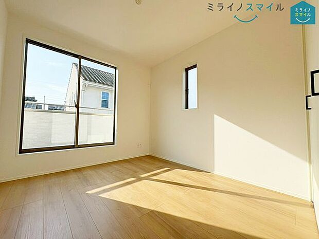 2面採光でお部屋も明るく、気持ち良く過ごすことができます♪風通しが良いので湿気が少なく、ハウスダストが心配な方にもおすすめです♪