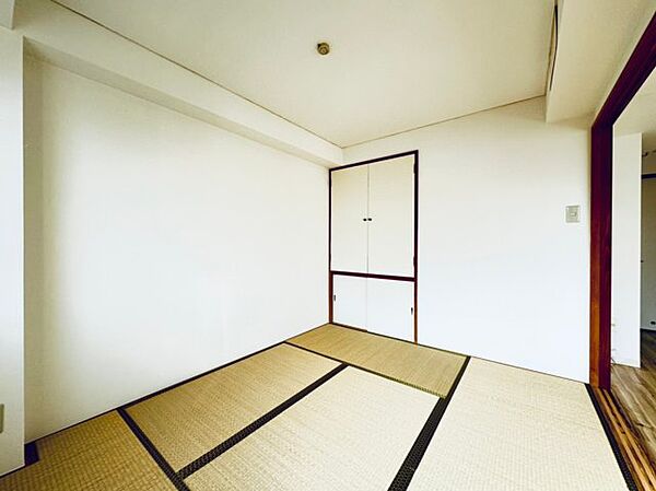 画像10:畳の上でゆっくりとくつろげる和室です