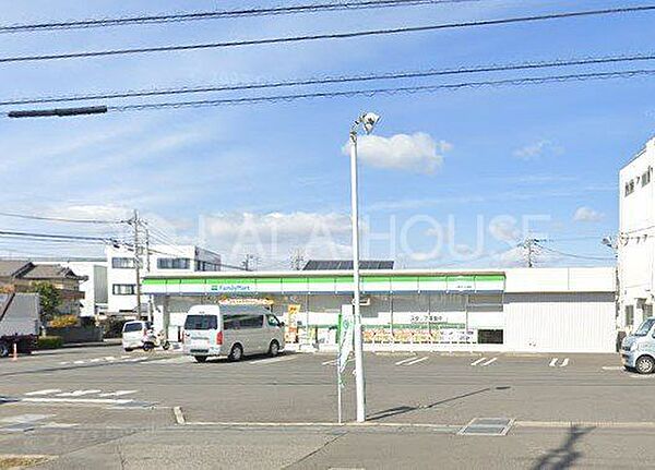 ファミリーマート上尾水上公園店 徒歩4分。 300m
