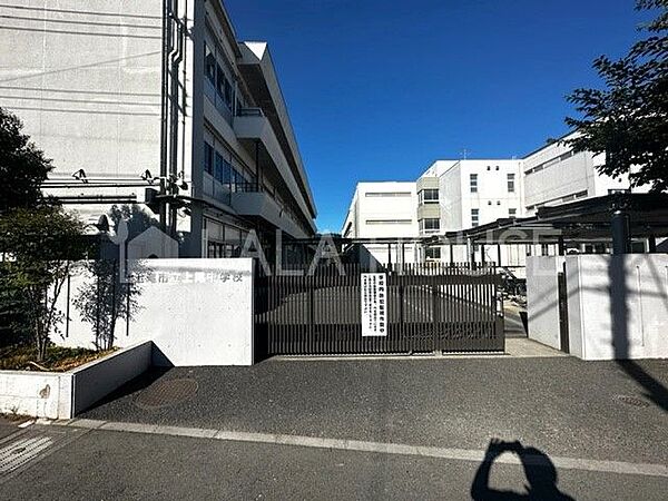 上尾市立上尾中学校 徒歩11分。 830m