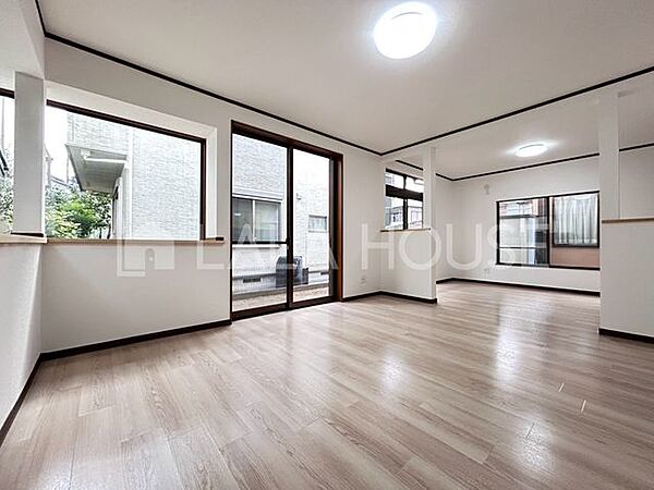 陽当り良好。日差しの差し込む明るい部屋は光熱費も節約できます。