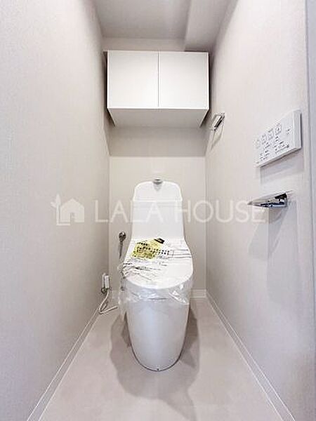 トイレには快適な温水洗浄便座付き