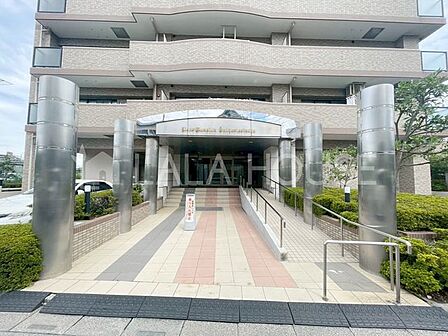 スロープがあり車椅子やベビーカーの出入りにも対応したエントランス。