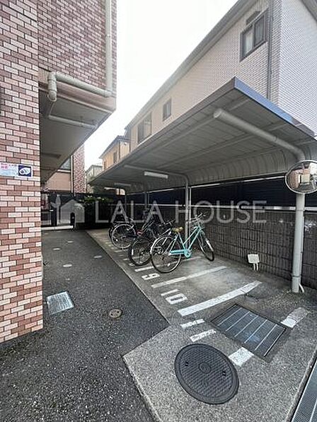 駐輪場は屋根付きなので、雨や雪の影響を防ぐことができます。