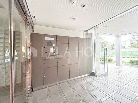 不在時でも荷物を受け取れる宅配ボックスをご利用できます。