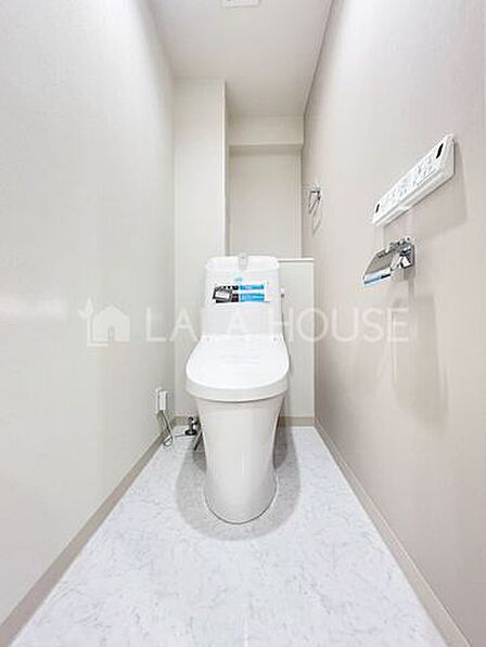 トイレには快適な温水洗浄便座付き☆