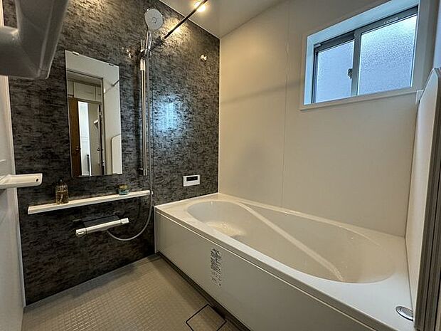 人気のエコベンチタイプの浴槽を採用。節水にもなり家計にも優しい浴室です。