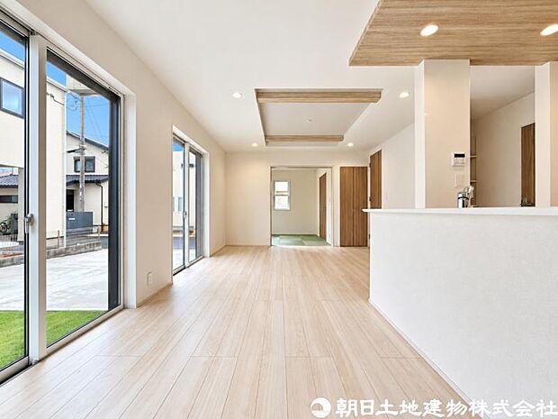 【リビング】ナチュラルな内装デザインが心地よいリビング。家具配置もしやすく、ライフスタイルに合わせた空間づくりが楽しめます。