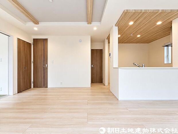 【リビング】家族の中心となるリビングは、ゆとりある広さを確保。食事やくつろぎの時間を快適に楽しめる設計です。