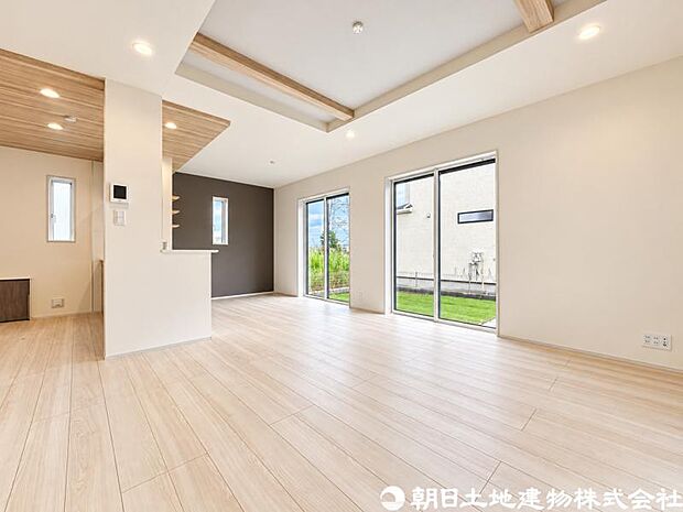 【リビング】家族が自然と集まる開放感のあるリビング空間。大きな窓から心地よい陽光が差し込み、明るく快適な毎日を演出します。