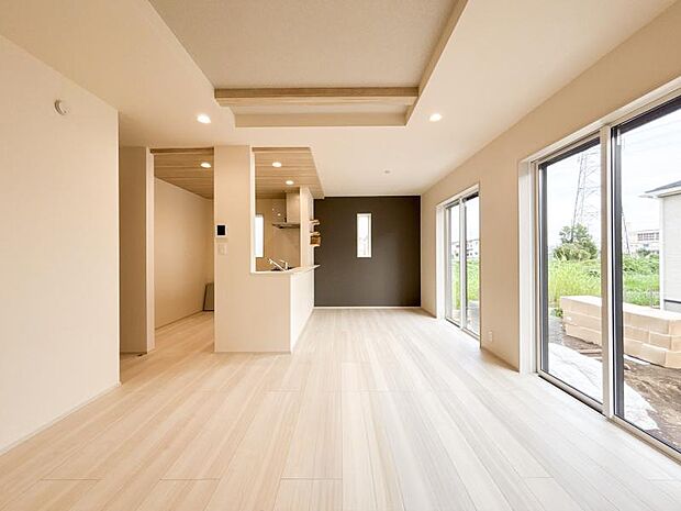 【リビング】家族が自然と集まる開放感のあるリビング空間。大きな窓から心地よい陽光が差し込み、明るく快適な毎日を演出します。