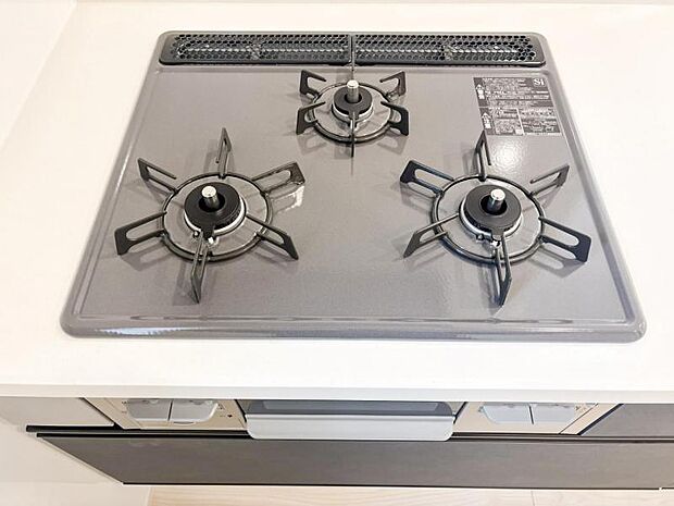 【コンロ】3口コンロは同時に複数の調理ができ、料理の効率がアップ。忙しい日でもスムーズに調理でき、家族分の食事準備も快適です。