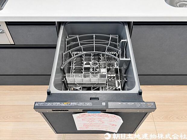 【食洗機】食器の出し入れがスムーズなスライドタイプ、節水効果だけでなく、効率的にセットできるスマートかつ食後のお片づけもスピーディーにできます。